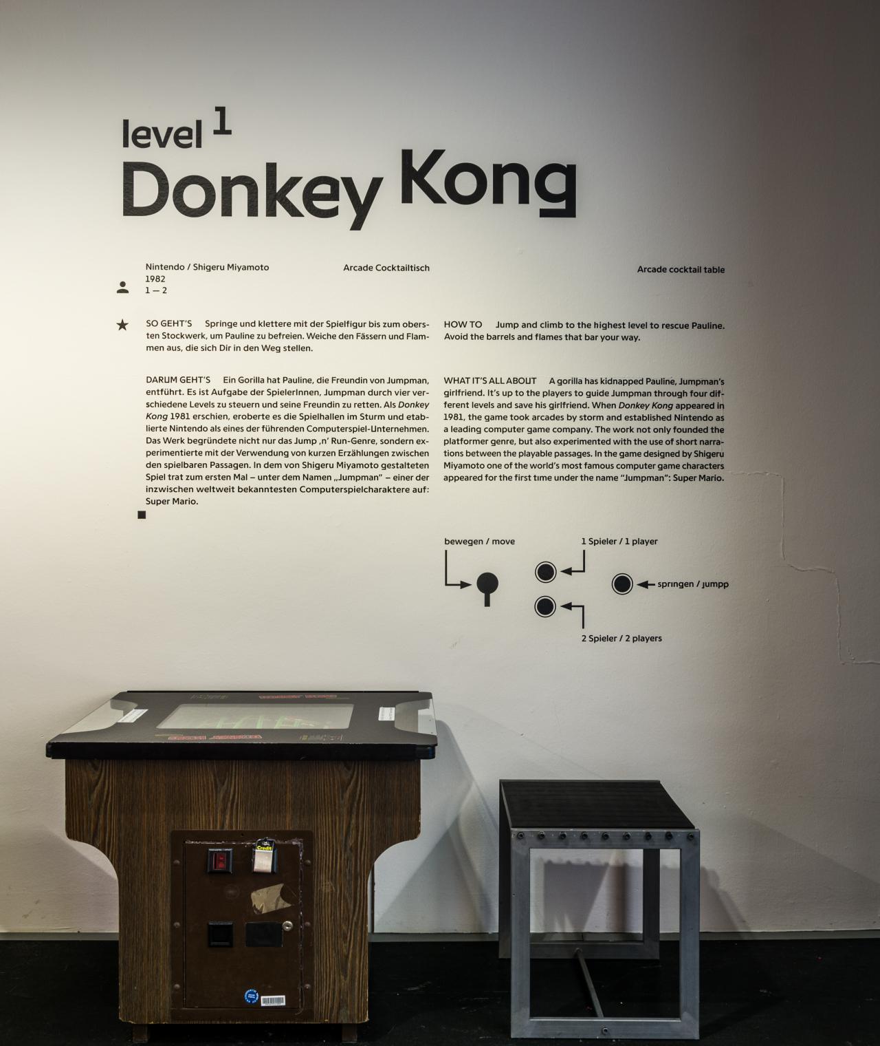 »Donkey Kong« Cocktail Tisch in der Ausstellung »zkm_gameplay. the next level«