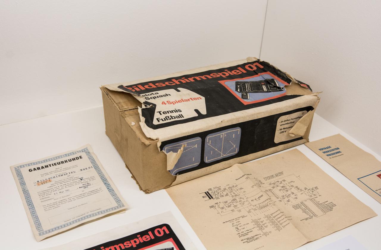 Box, manual warrantyinformations for the GDR console »Bildschirmspiel01«