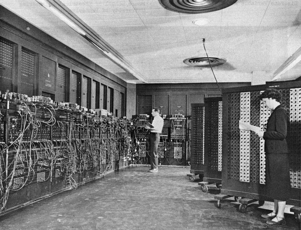 »ENIAC« auf einem Bild der US-Armee, im Vordergrund Betty Holberton, im Hintergrund Glen Beck