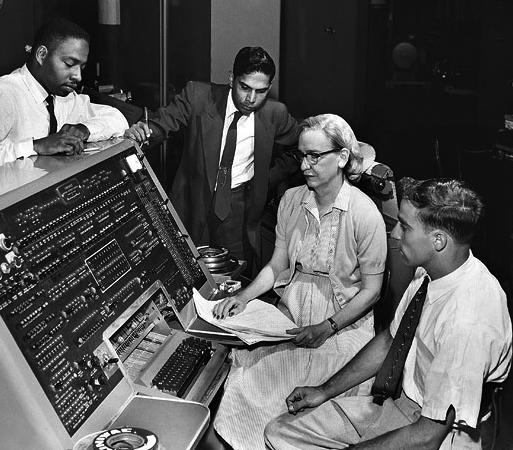 Grace Murray Hopper at the »UNIVAC« keyboard