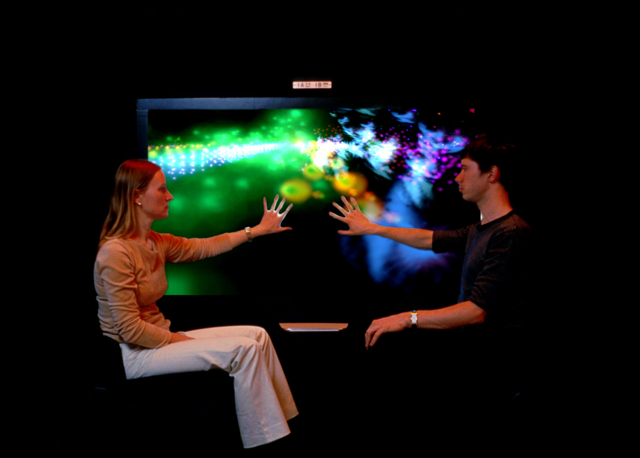 Zwei Menschen berühren einen leuchtenden Bildschirm