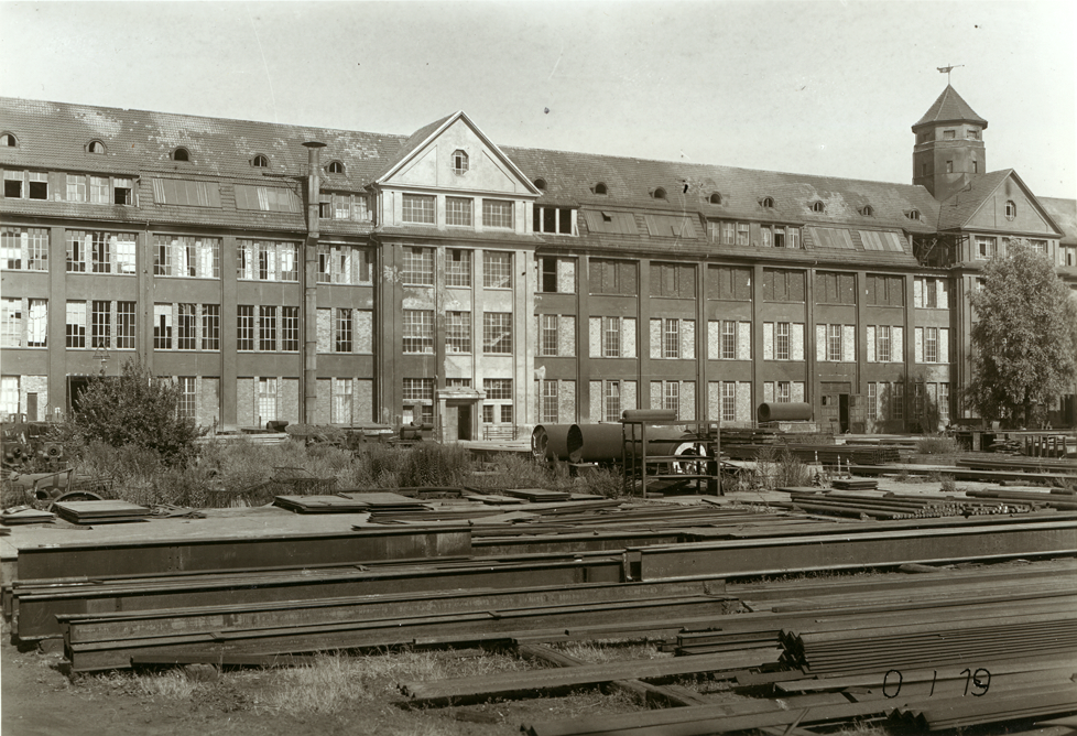 The building as an industrial ruin, after it had been given up as a production site. 