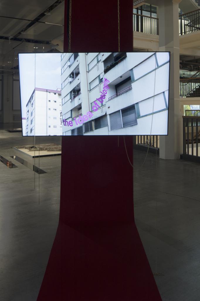 A screen shows a high-rise front, the »the idea of ​​belonging«