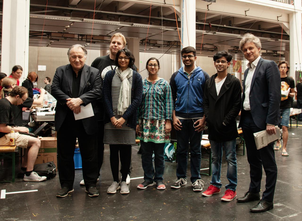 Das indische Gewinnerteam »Morpheus« mit Peter Weibel und Frank Mentrup Karlsruhe