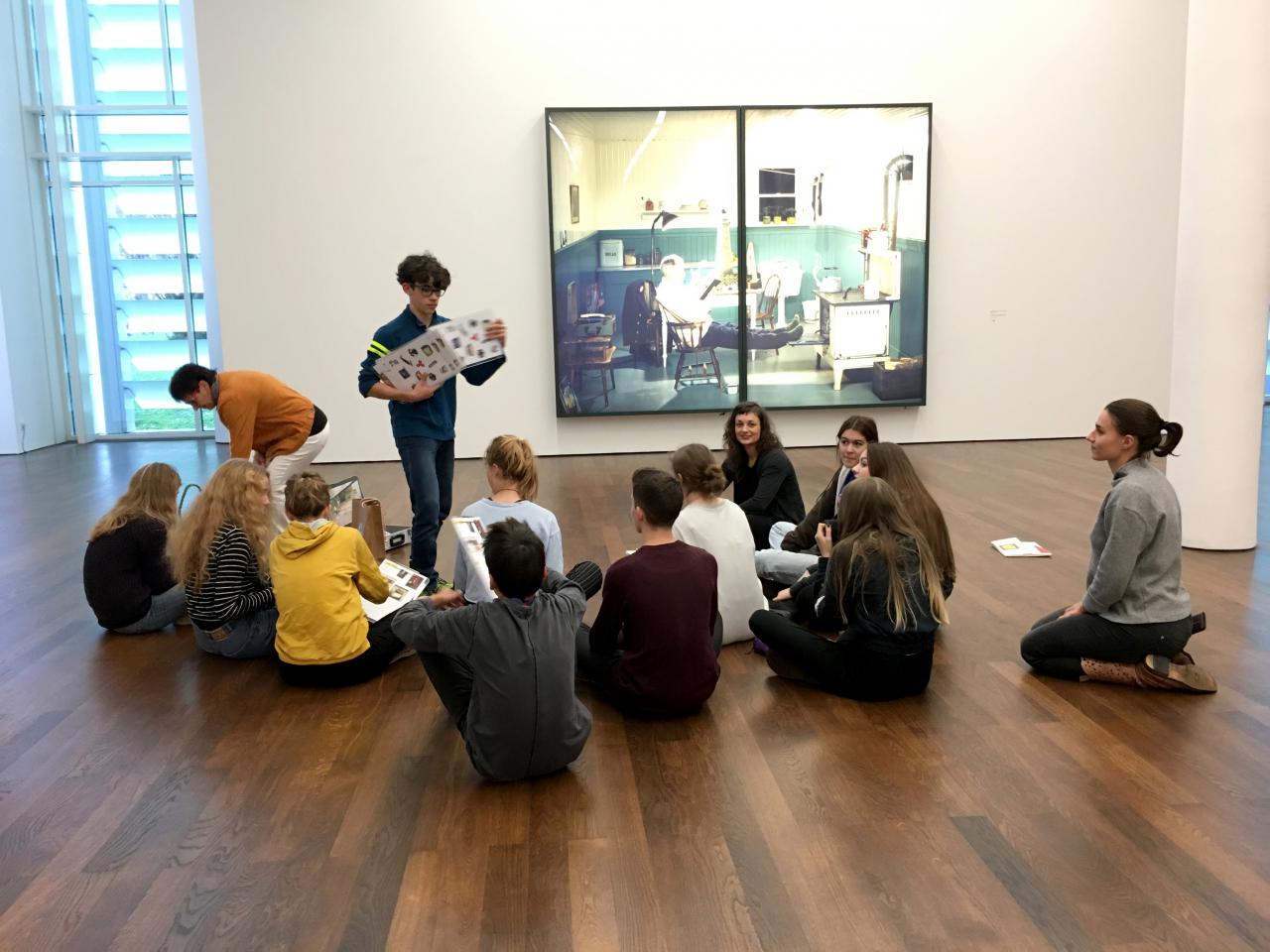 A group of pupils sit in a circle in the context of the event »Art im Puls«.