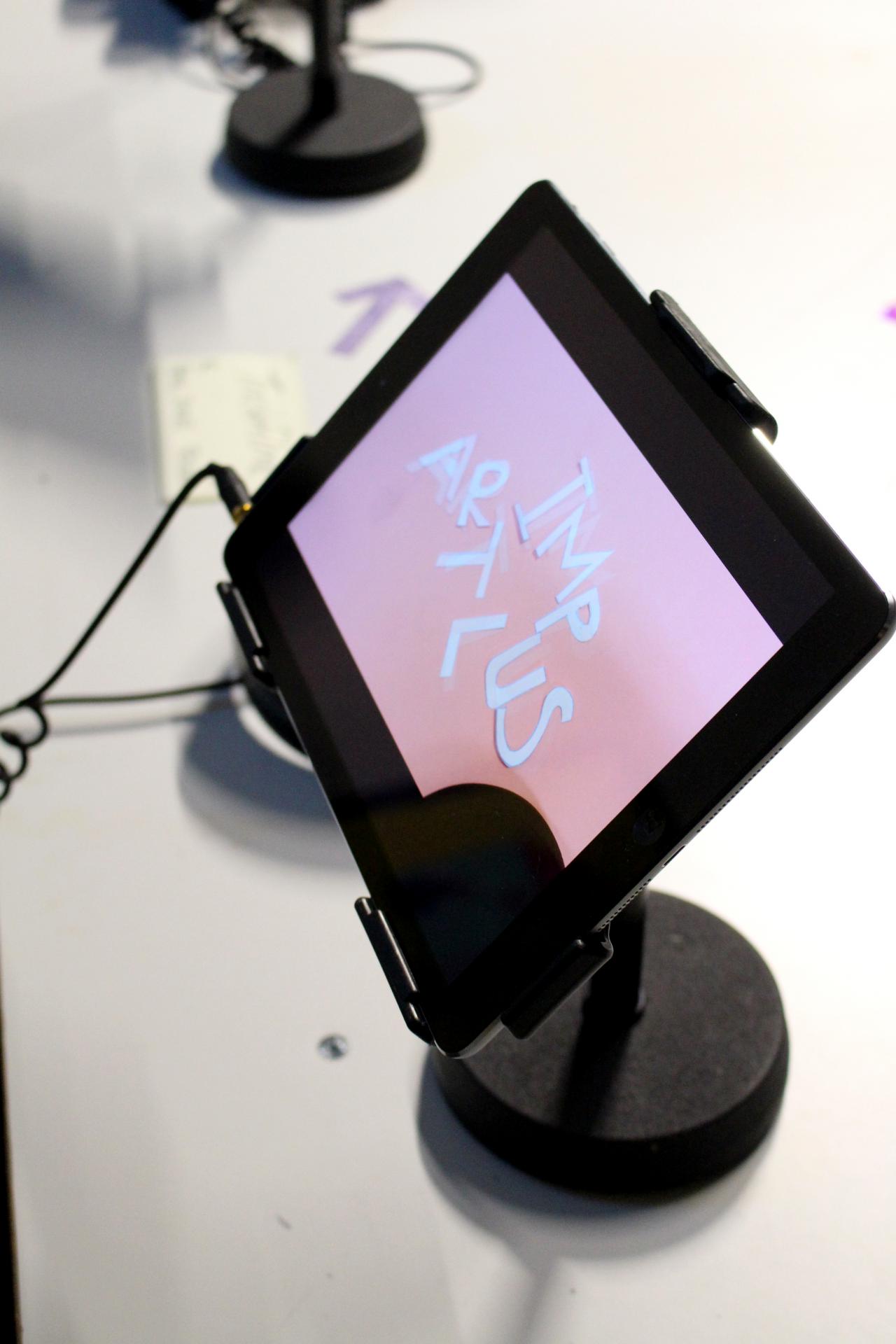 Eine Fotoaufnahme eines iPads im Rahmen der Veranstaltung »Art im Puls«.