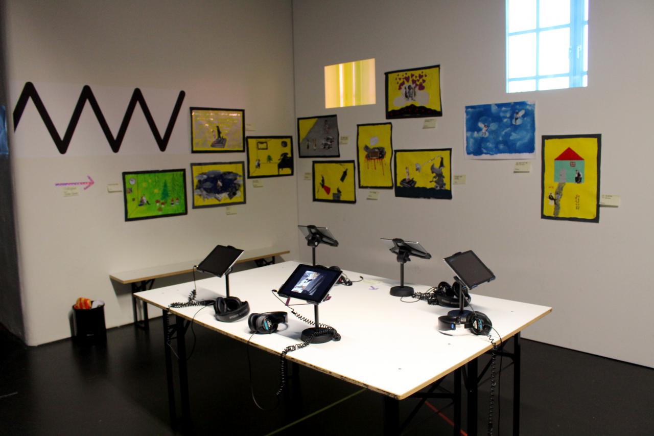 Eine Fotoaufnahme verschiedener iPads in einem Raum im Rahmen der Veranstaltung »Art im Puls«.