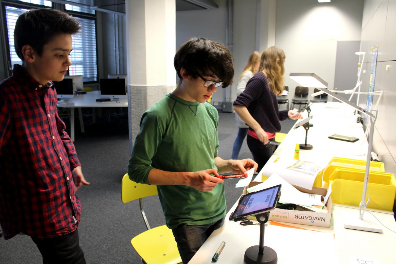 Students can be seen in front of iPads as part of the »Art im Puls« event.