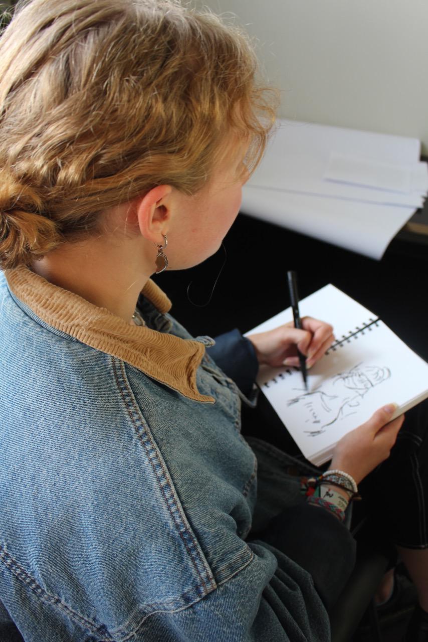 Foto einer jungen Frau beim Zeichnen