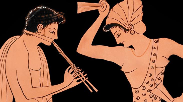 Zwei antike Figuren stehen sich gegenüber und musizieren