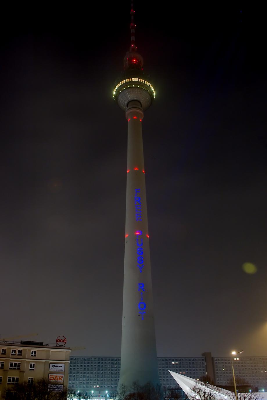 Auf dem Berliner Fernsehturm ist eine Laserprojektion zu sehen, mit dem Spruch "free pussy riot"