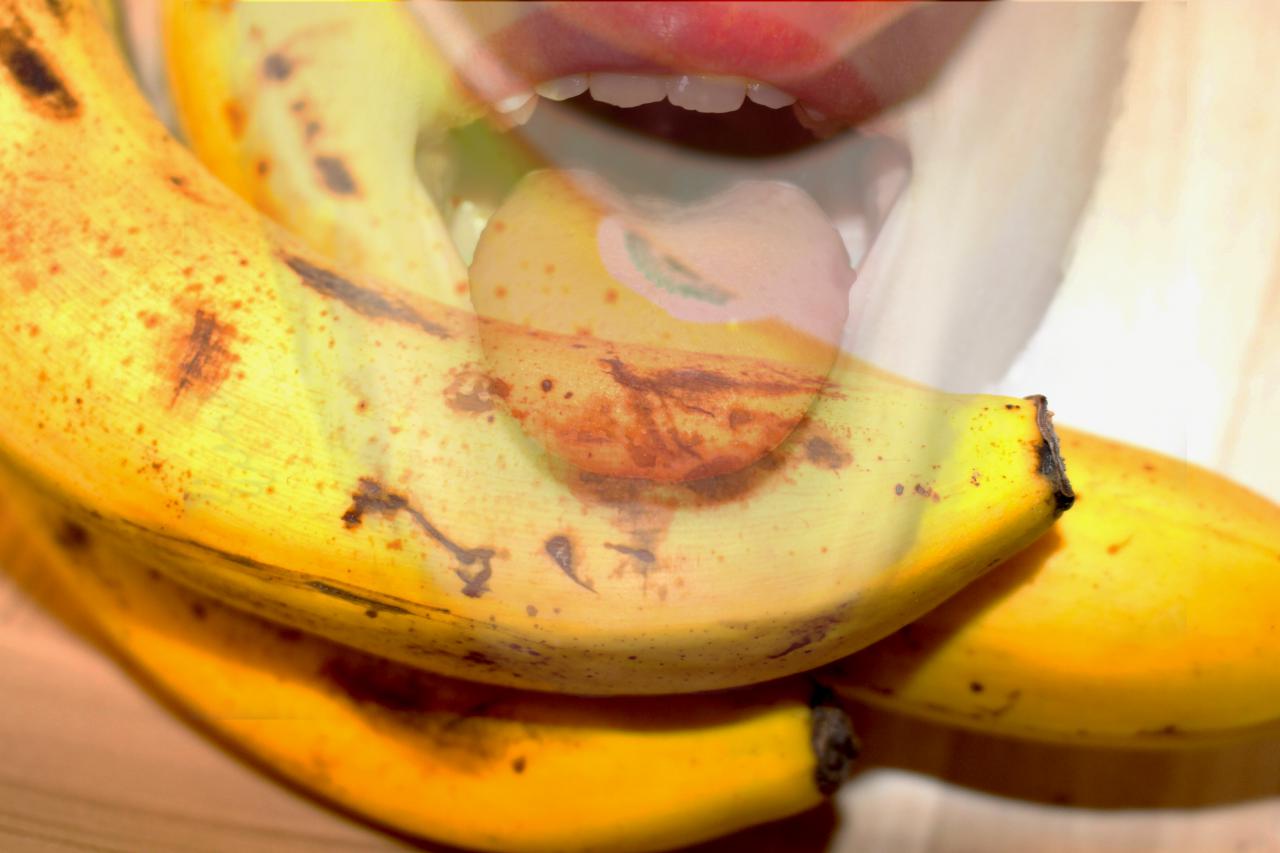 A photomontage with a tongue and a banana can be seen at the event »Art im Puls«.