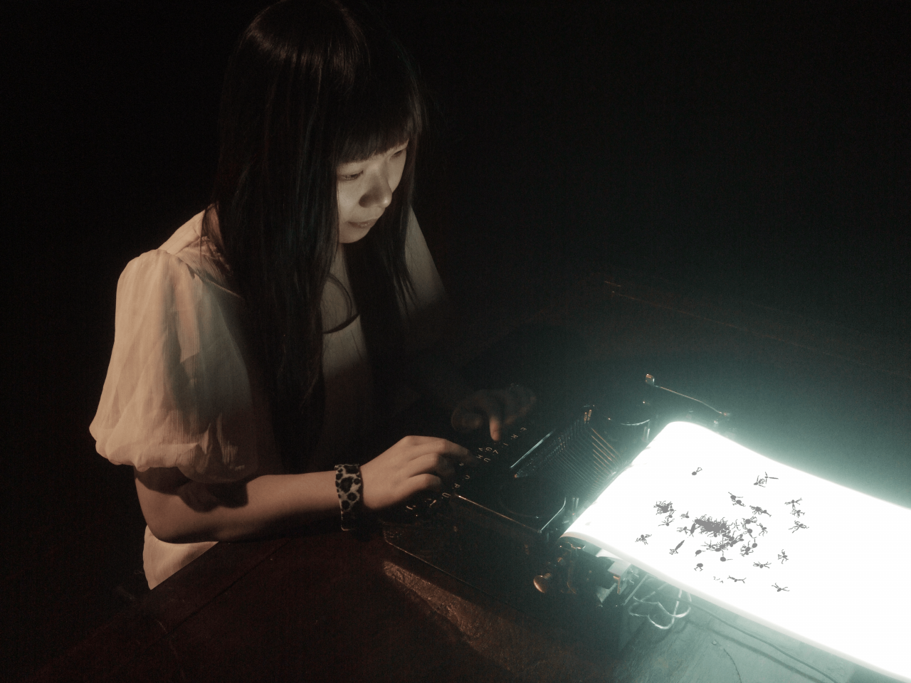 Eine Frau tippt auf einer leuchtenden Schreibmaschine