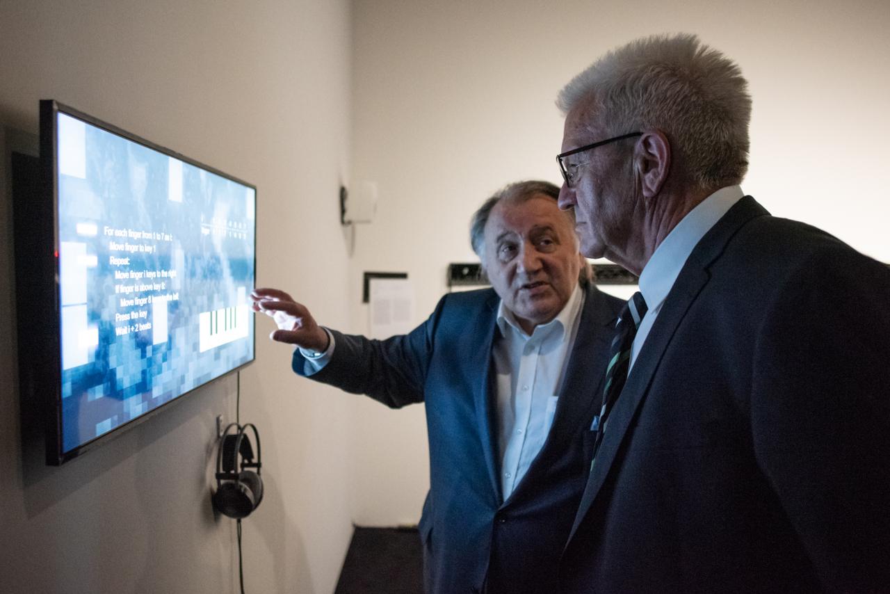 Ministerpräsident Winfried Kretschmann und Peter Weibel in der Ausstellung »Open Codes«