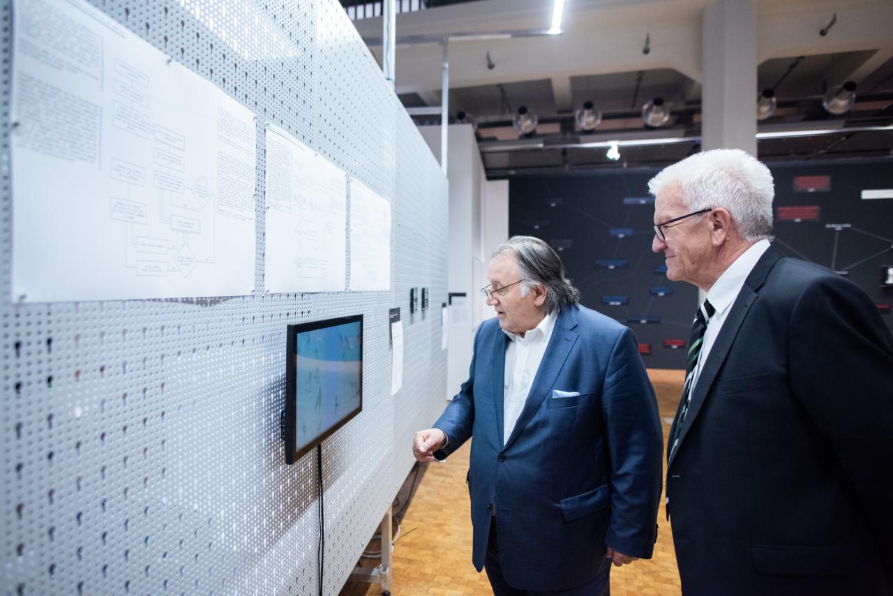Ministerpräsident Winfried Kretschmann und Peter Weibel in der Ausstellung »Open Codes«