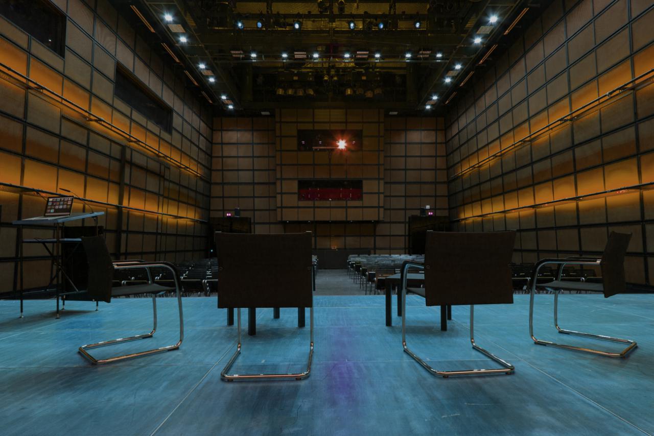 Stühle auf der Bühne, Blick ins Publikum