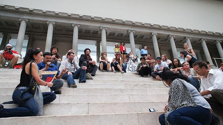 Many people are sitting on the stairs to pergamon-altar