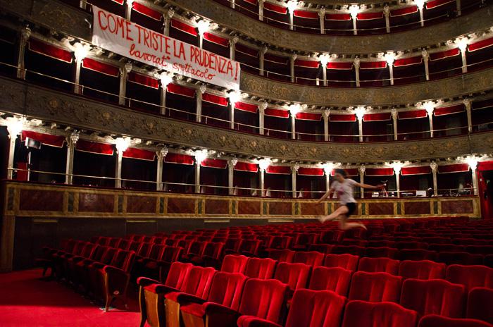 Eine Frau springt durch das leere Teatro Valle