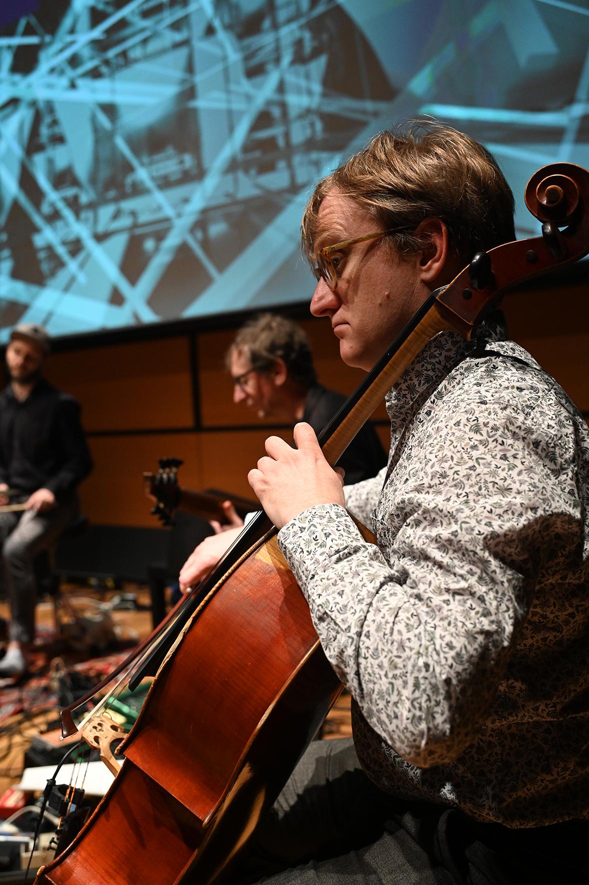 You can see Hugo Smit playing the cello from the band »Polytheistic Ensemble«..