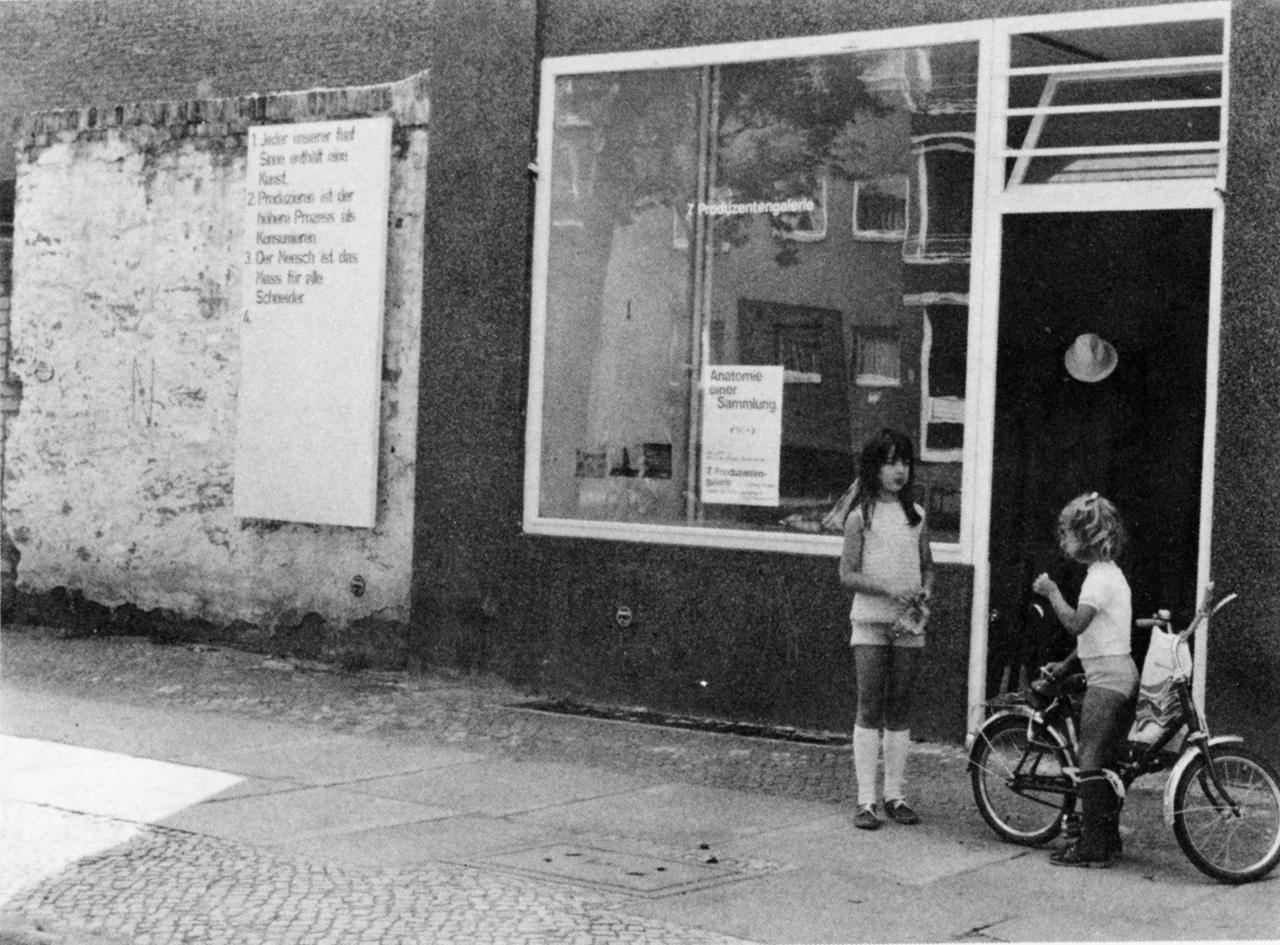 Schwarz-weiß Foto zeigt den Blick auf die Galerie Dieter Hackers in der Grainauer Straße
