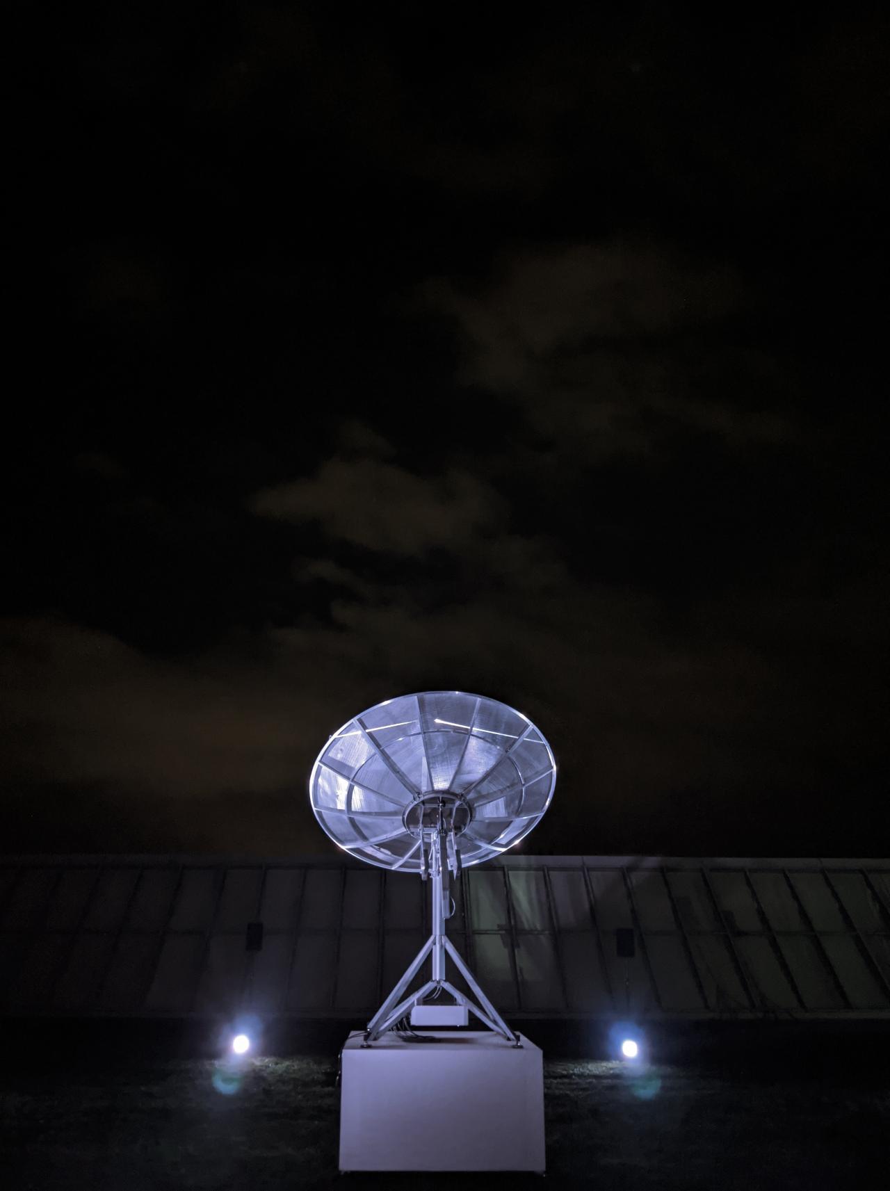 Radioteleskop bei Nacht.