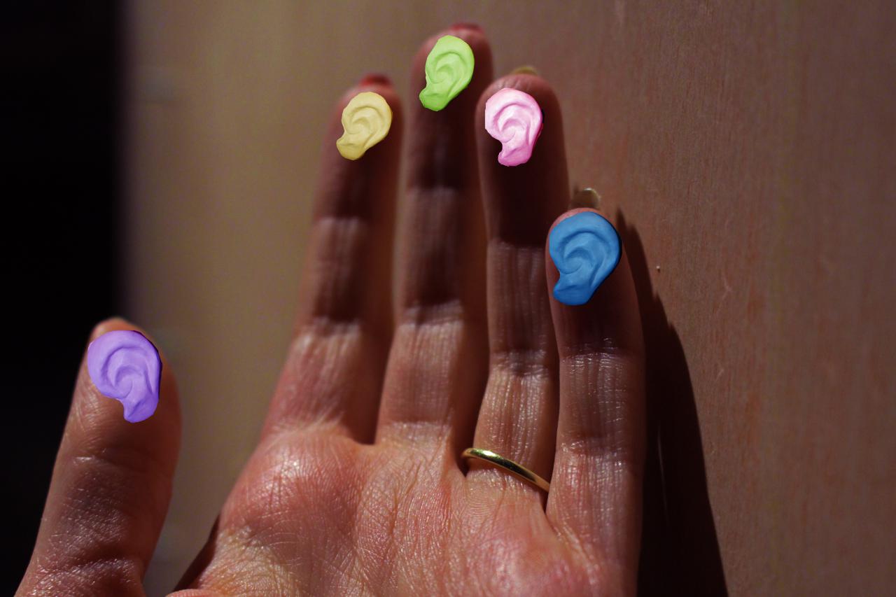 Zu sehen ist eine Fotomontage mit einer Hand und bunten Farbklecksen im Rahmen der Veranstaltung »Art im Puls«.