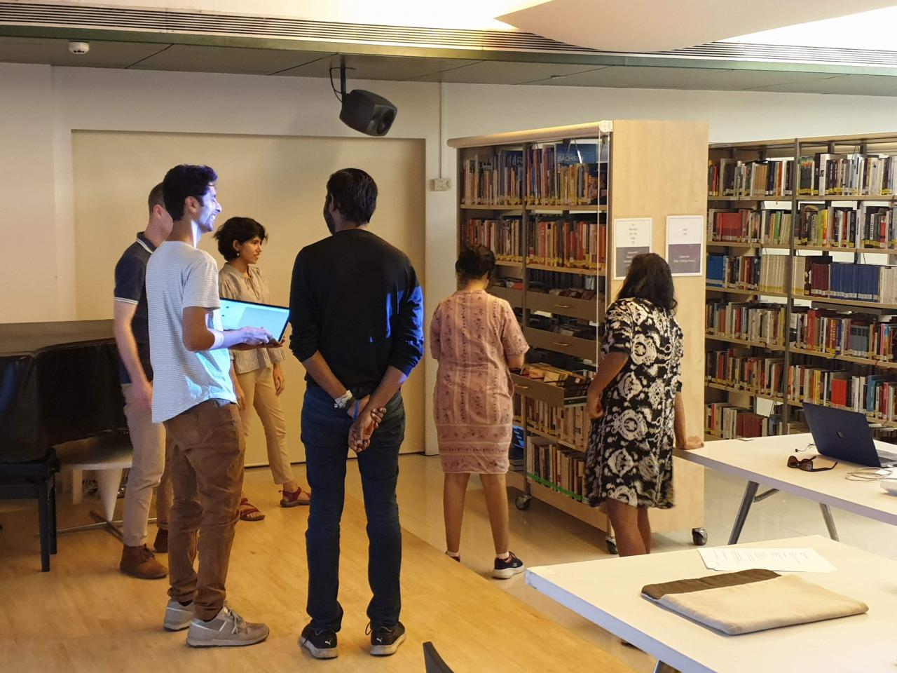 Many people can be seen in a library room during a ZKM workshop at the Goethe-Institut in Mumbai.