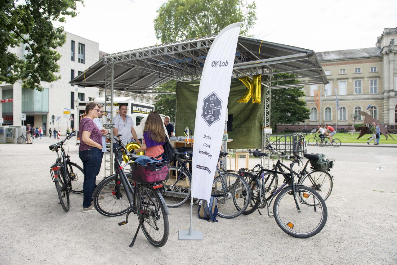 Eine Personengruppe mit Fahrrädern vor dem Spacecraft_ZKM in Karlsruhe.