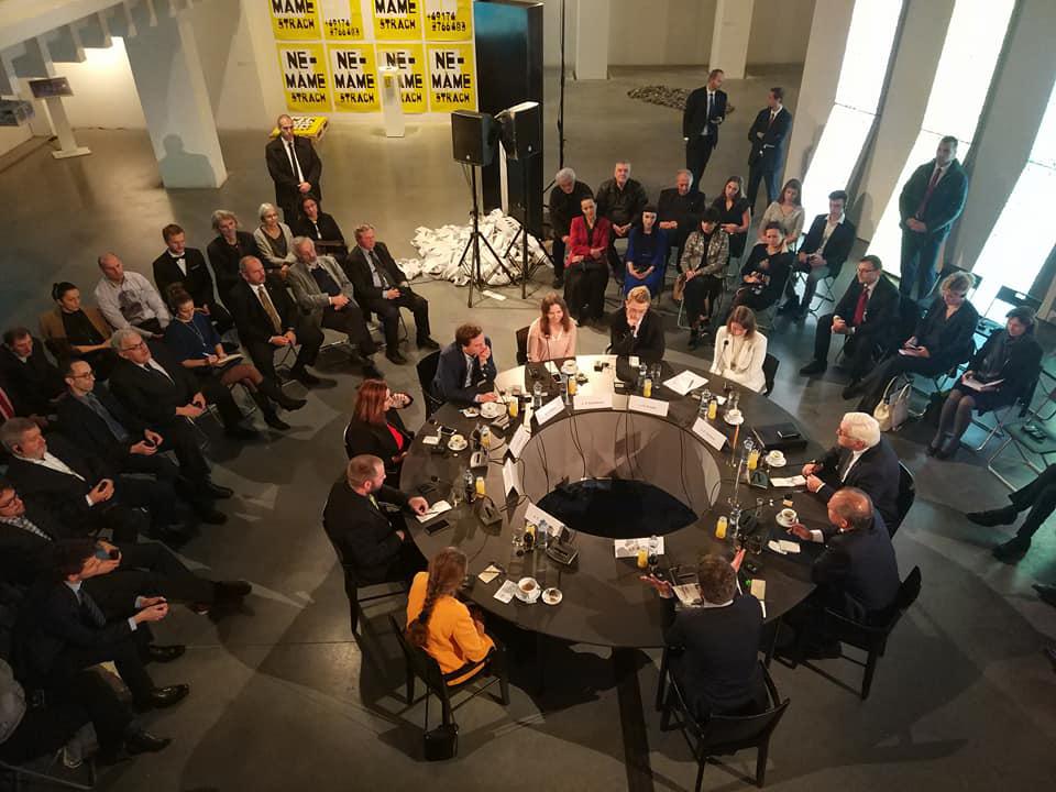 Foreign Minister Frank Walter Steinmeier in a discussion in the »GLOBAL CONTROL AND CENSORSHIP« exhibition in Žilina. 