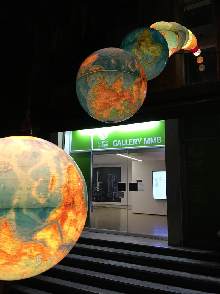 Beleuchtete Globen am Goethe-Institut in Mumbai