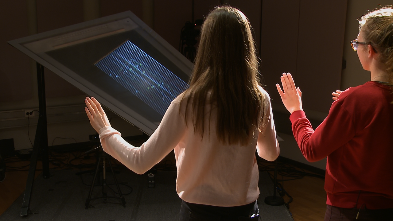Personen interagieren mit der Installation »Chordeograph Augmented Reality« beim gleichnamigen Workshop mit dem Künstler Gero Koenig