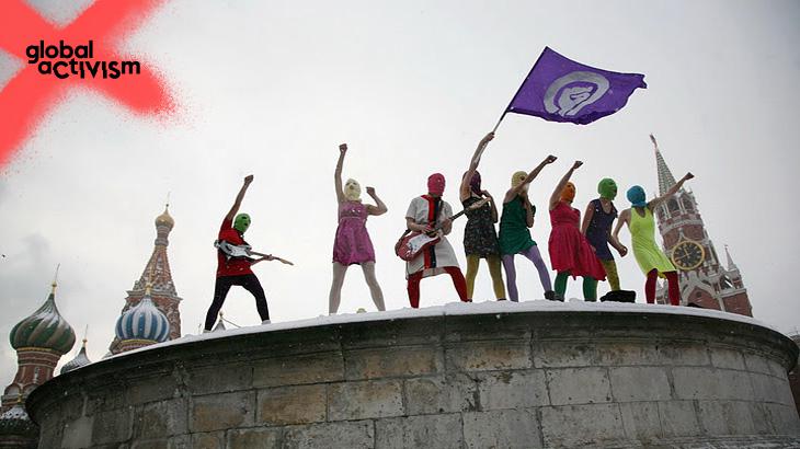 Pussy Riot in Aktion, vermummte Gestalten vor dem Kreml