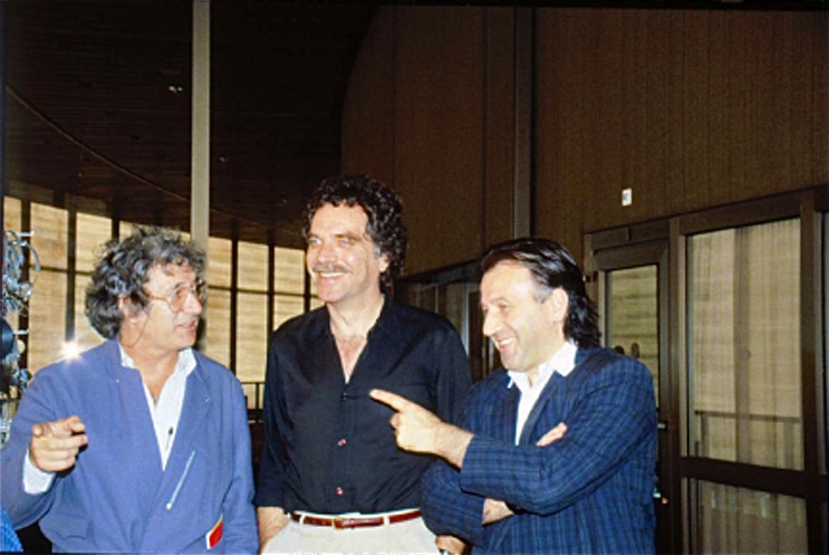 Zur Ars electronica Linz 1986 treffen sich (v.r.): Peter Weibel, Gene Youngblood, Jürgen Claus.