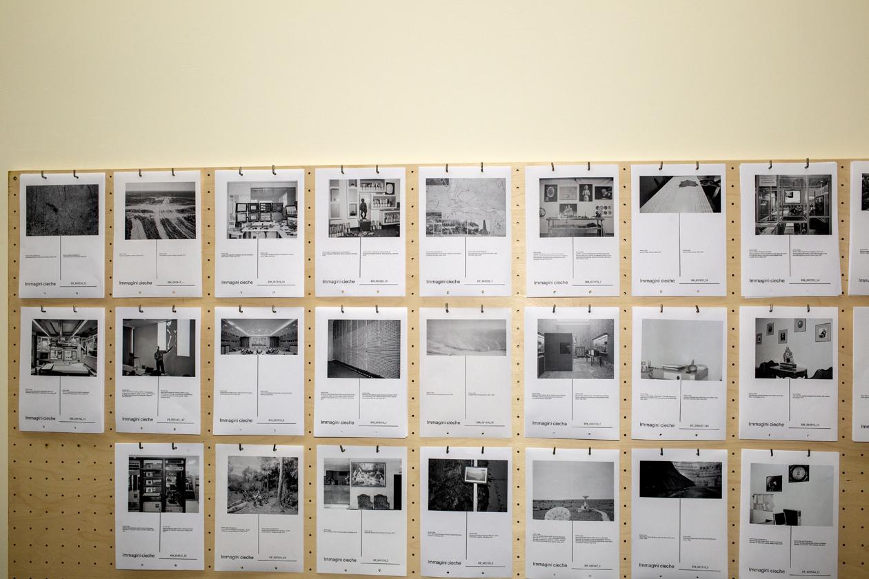 Eine Leinwand mit vielen schwarz-weiß Kopien aus Papier.