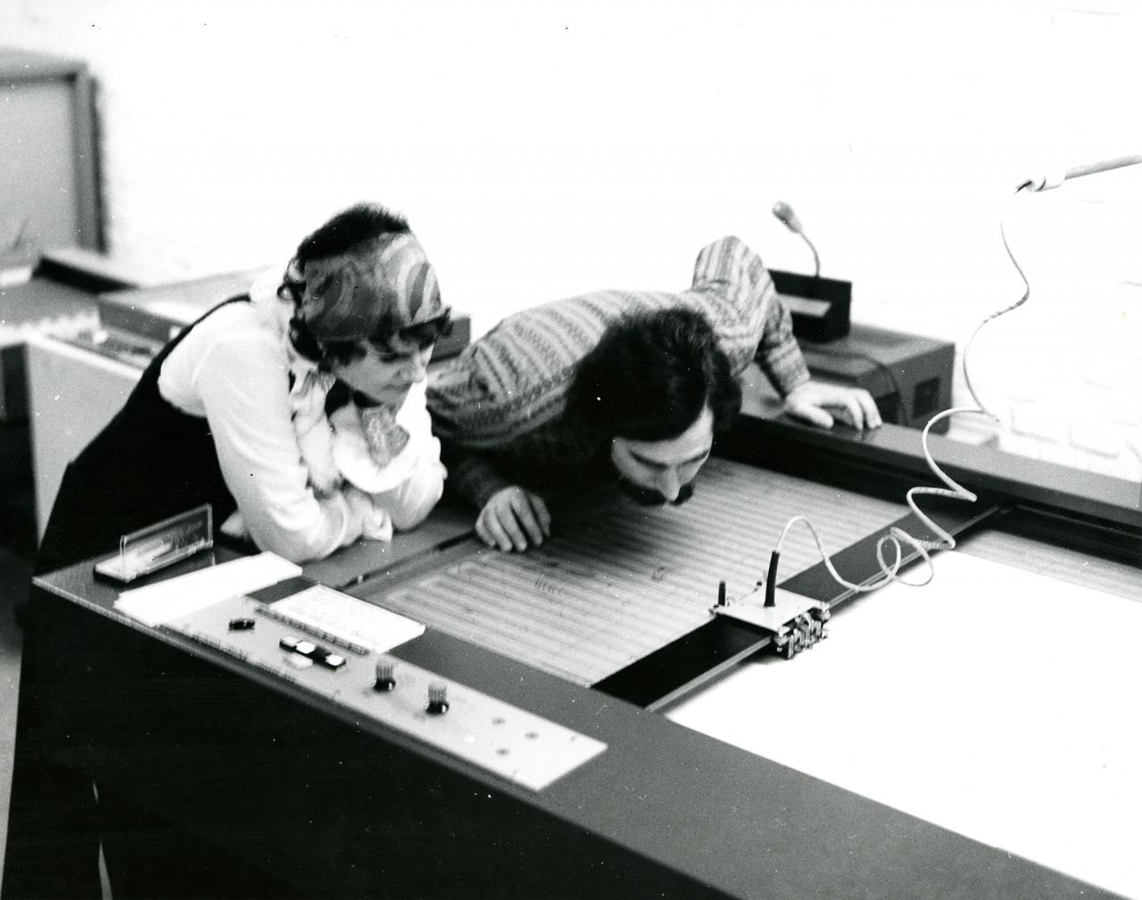 Manfred Mohr und Estarose Wolfson schauen den Benson Plotter in dem Centre de Calcul de la Météorologie Nationale