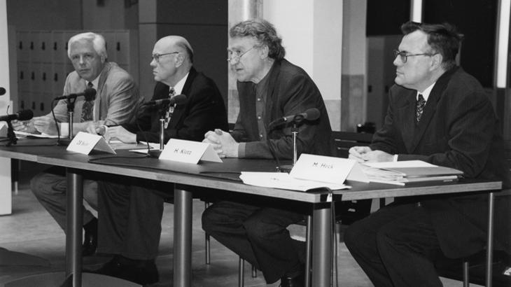 4 Männer an einem Tisch während einer Pressekonferenz