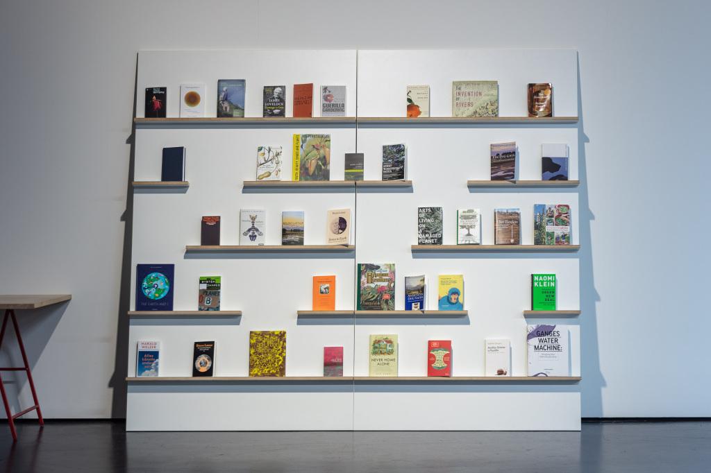 Bücherwand der Ausstellung Critical Zones