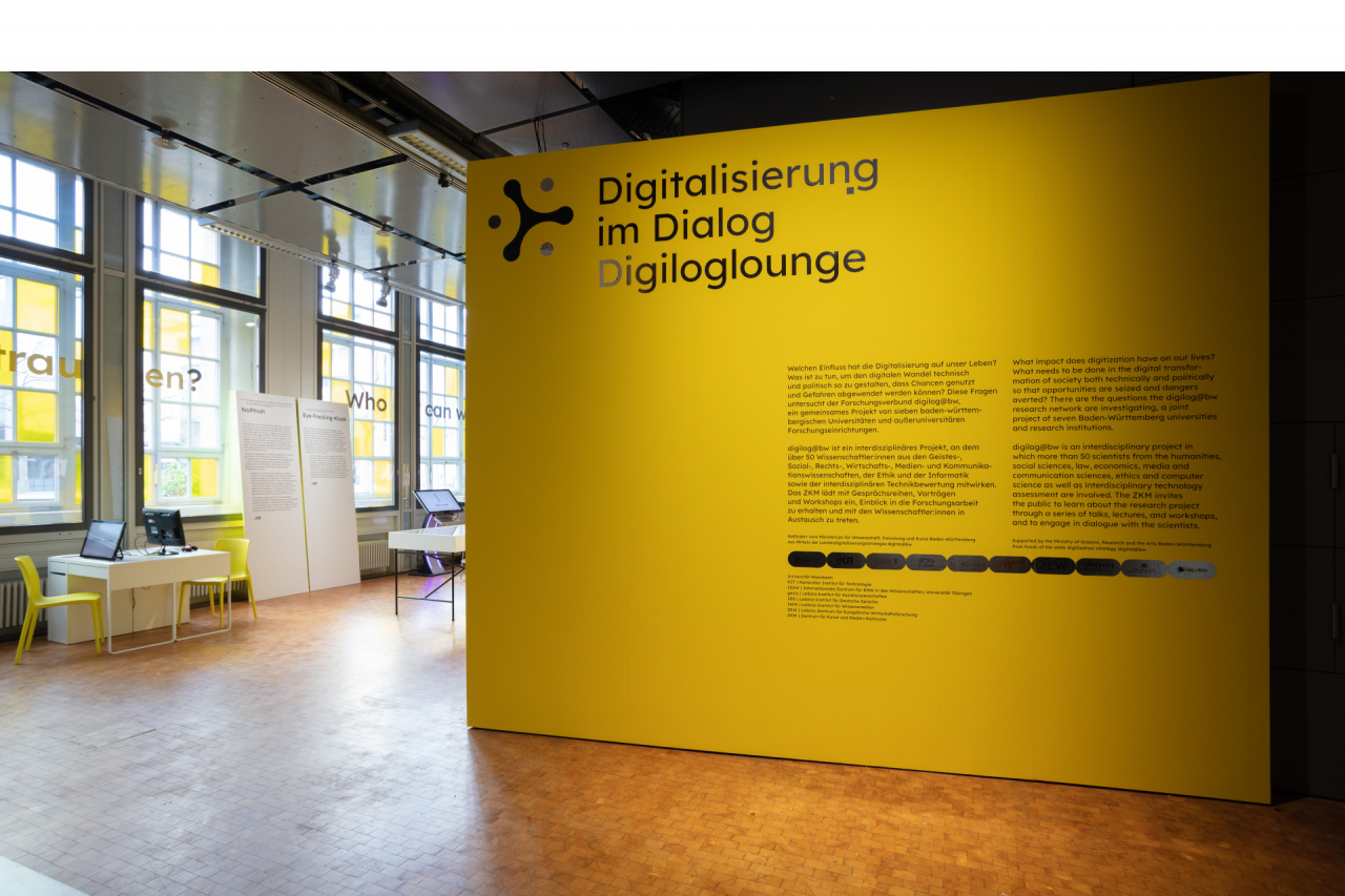 Gelbe Wand am Eingang des Ausstellungsbereichs in der Digiloglounge