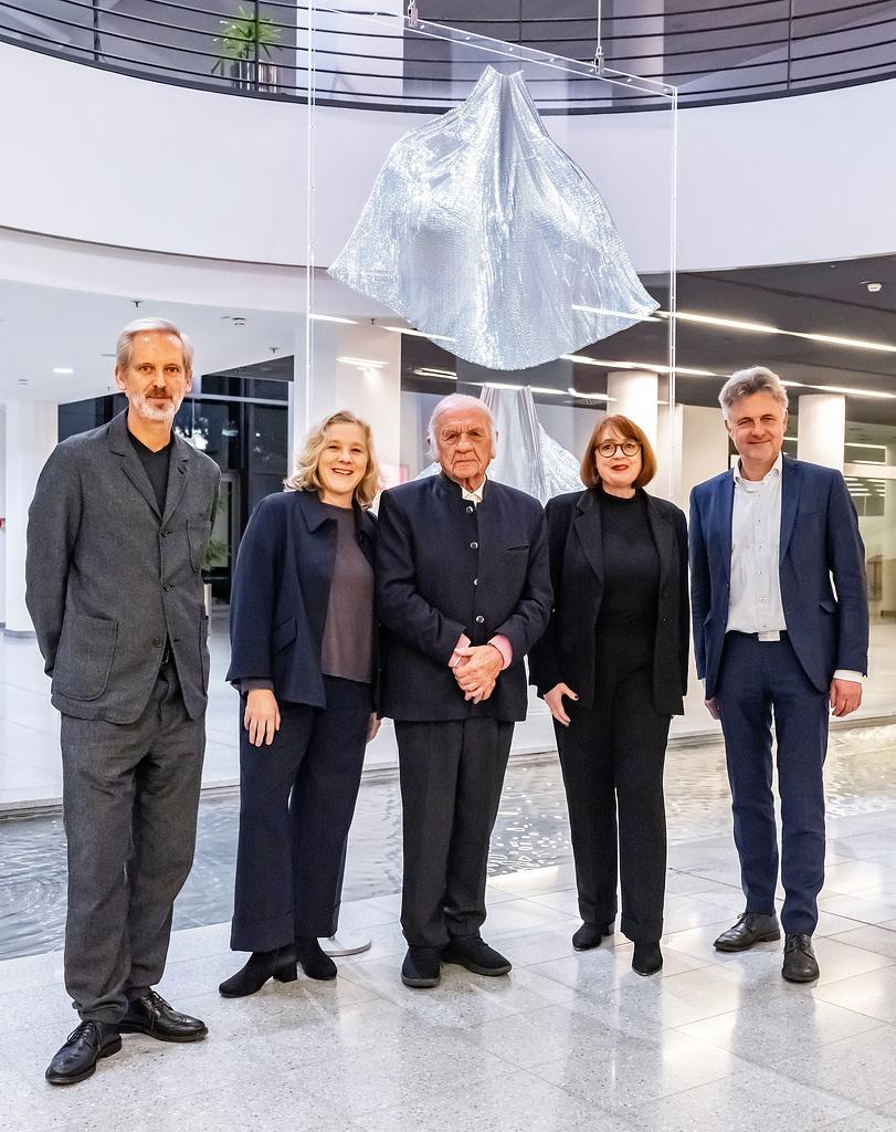 ZKM board members Dr. Helga Huskamp and Alistair Hudson together with the artist Heinz Mack, Karlsruhe Mayor Mentrup and board member Rückert-Hennen from EnBW at the opening of the Heinz Mack exhibition in the foyer of EnBW 