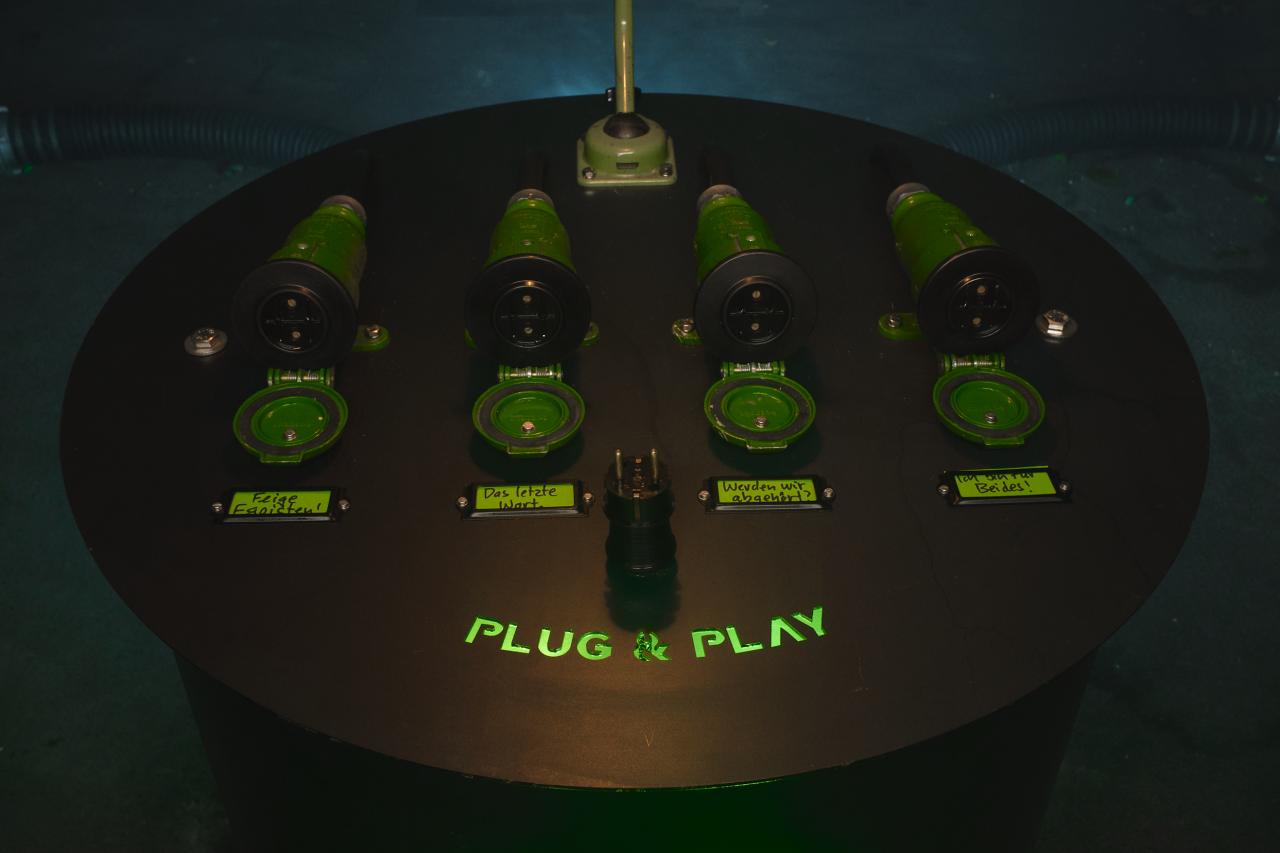 Top view of the control panel of the installation »Talking Tubes« with the inscription »Plug & Play«