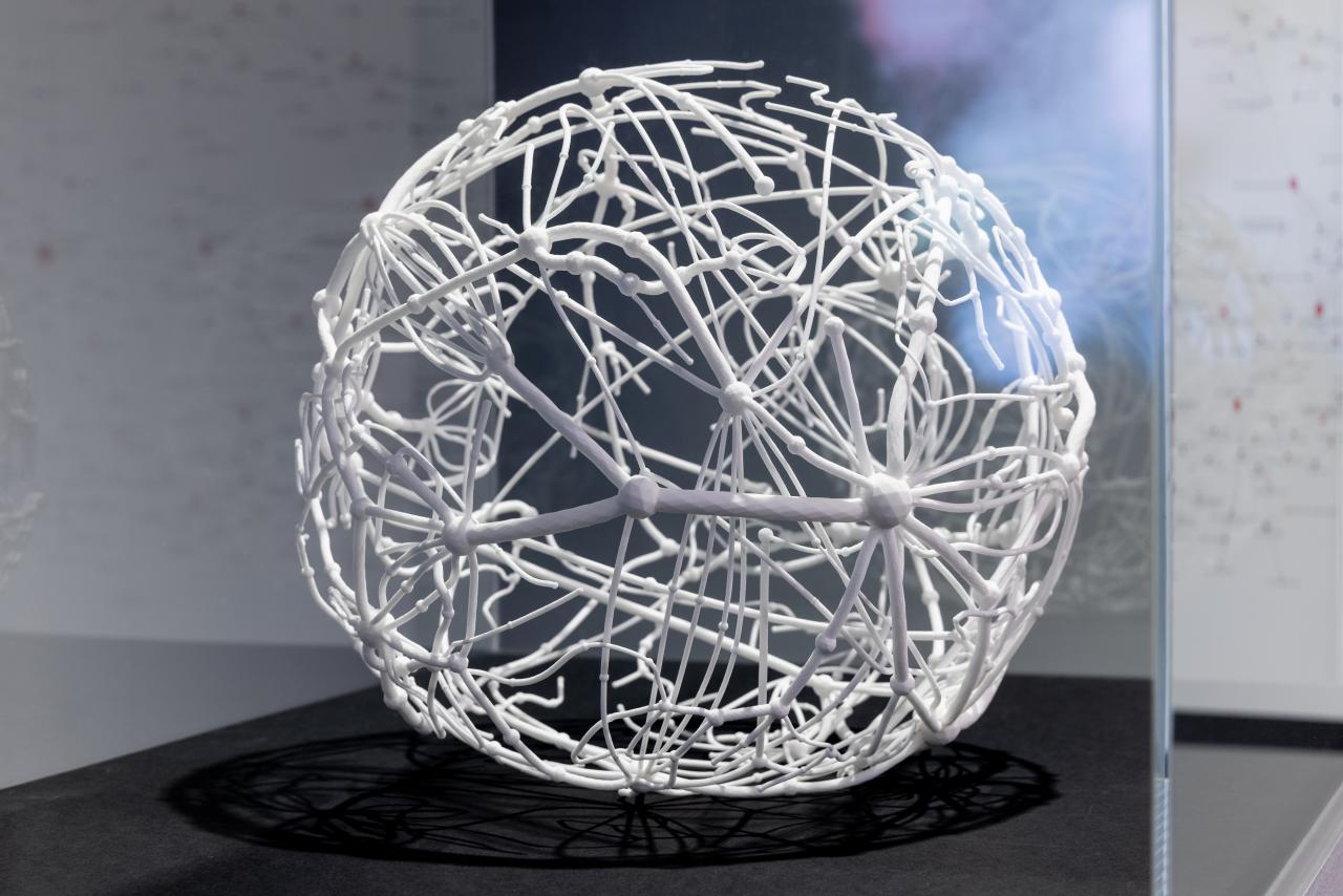 Ein 3D-Druck einer Kugel, die aus einem eng verzweigten Netzwerk besteht.