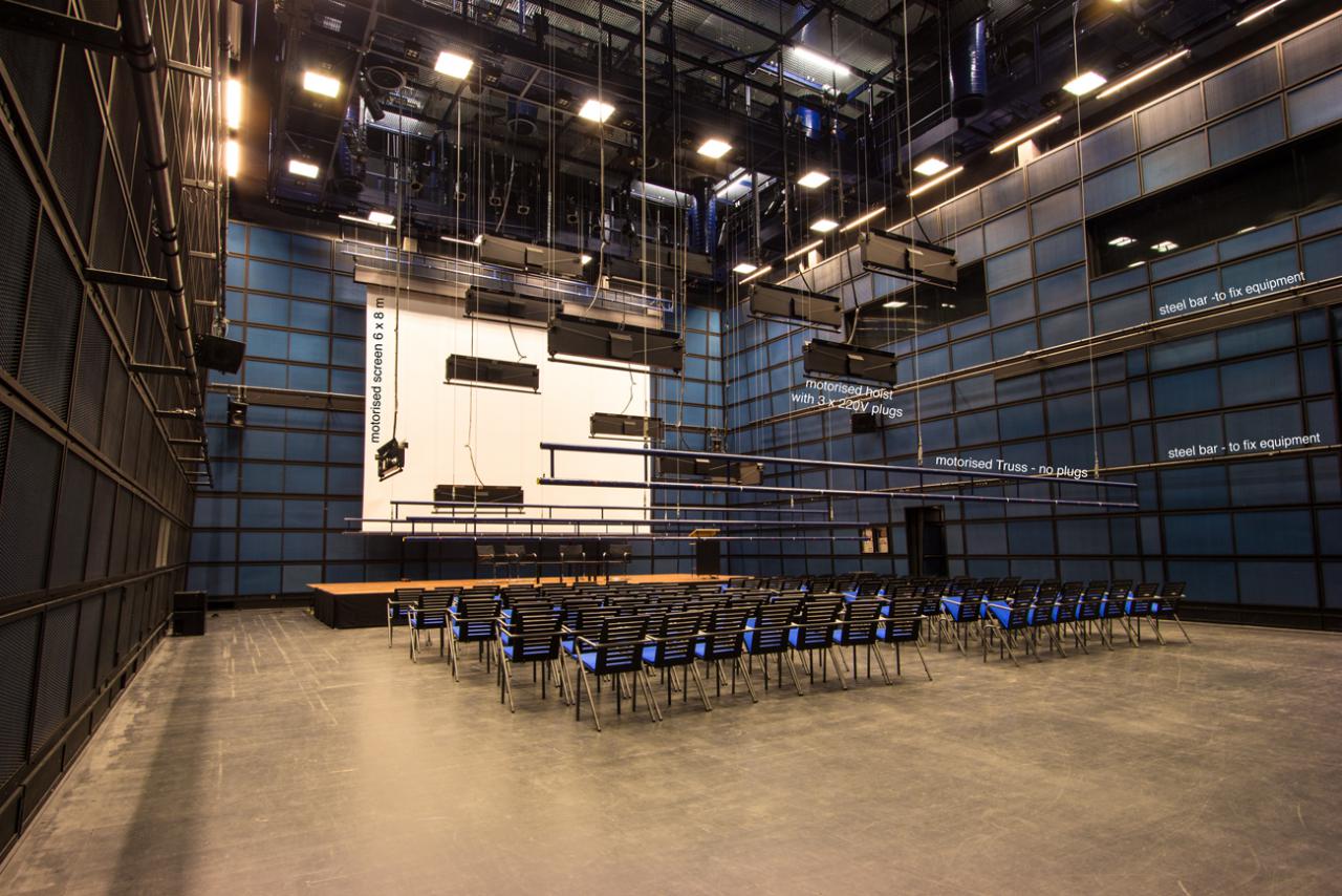 Leere Reihenbestuhlung im ZKM_Medientheater mit Blick auf Bühne