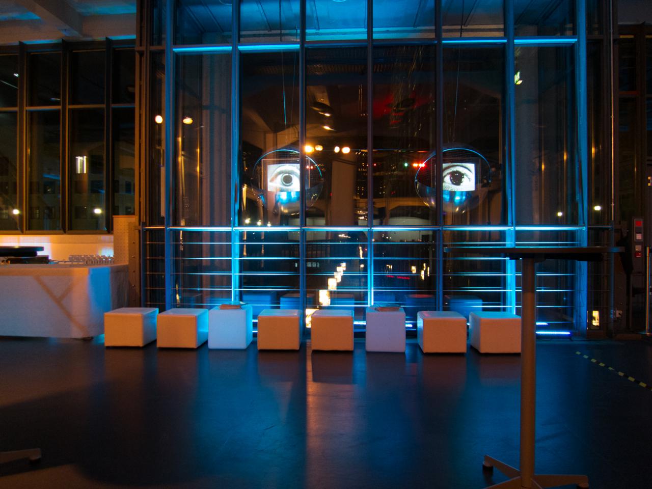 Der ZKM_Musikbalkon mit Sitzhockern bei Nacht