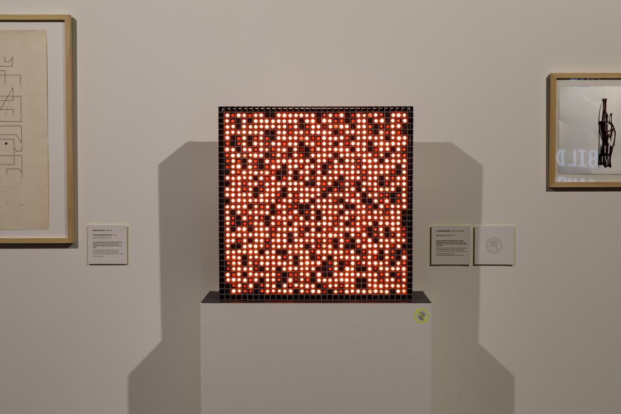 Eine quadratische Box, die aus kleinen Lampen bestehen, die entweder rot leuchten oder aus und schwarz sind
