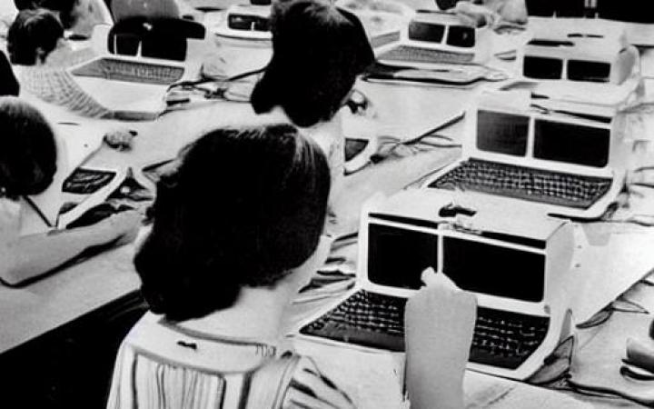 KI generiertes Bild: S/w Fotografie 60er/70er Jahre, Frauen im Büro mit frühen Computern