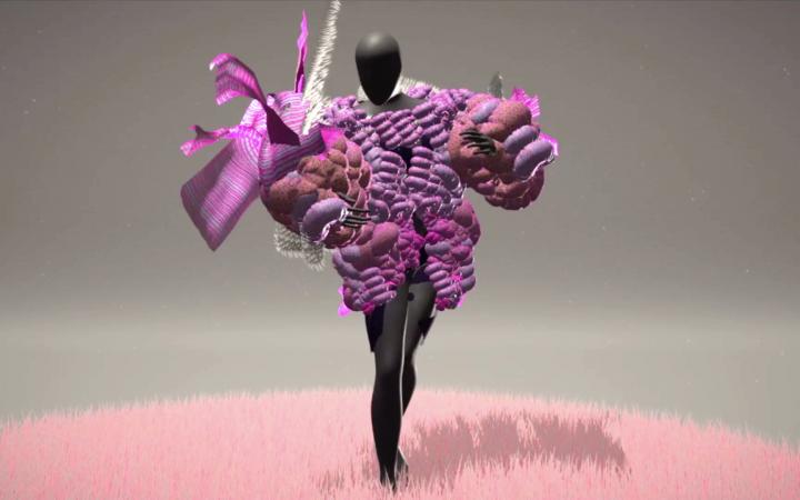 Tristan Schulze, SKIN 3.0, 2022. Zu sehen ist eine digitale schwarze Figur mit pinken aufgeblähten Kostüm auf einer fellartigen rosanen Fläche.