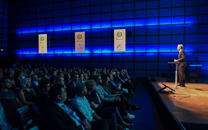 Das Publikum der AppArtAward Preisverleihung 2016 sitzt im blau beleuchteten Medientheater des ZKM.