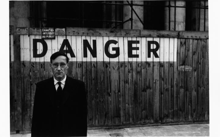 Portrait von William S. Burroughs vor dem Odéon Theater, Paris 1959
