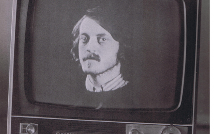 Zu sehen ist Dieter Meiers Gesicht in einem Röhrenbildschirm in schwarz-weiß