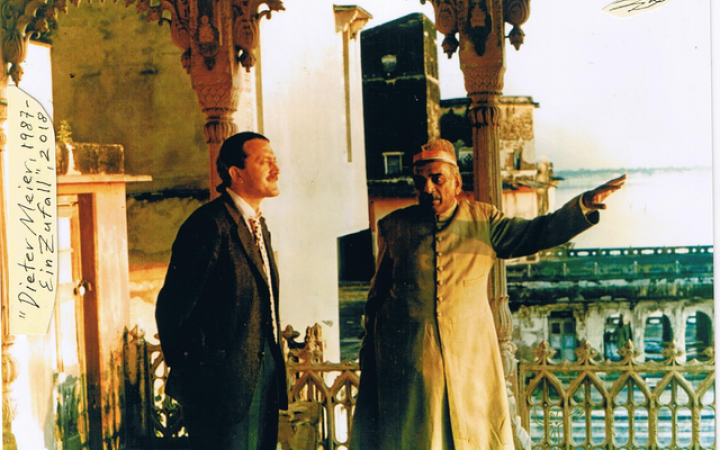 Zu sehen ist Dieter Meier neben einem Mann mit orientalischer Kopfbedeckung